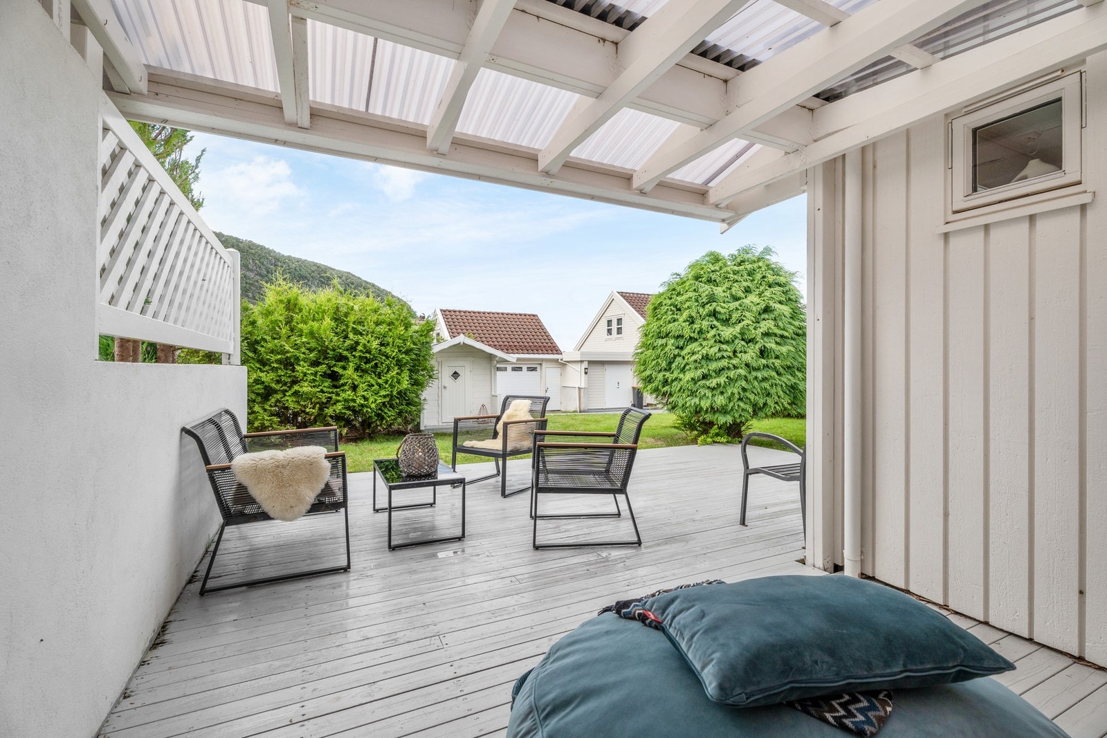 Delvis overbygd hagestue med sydvendt orientering og lite innsyn. Legg også merke til den søte lekestuen i hagen. Galleribilde