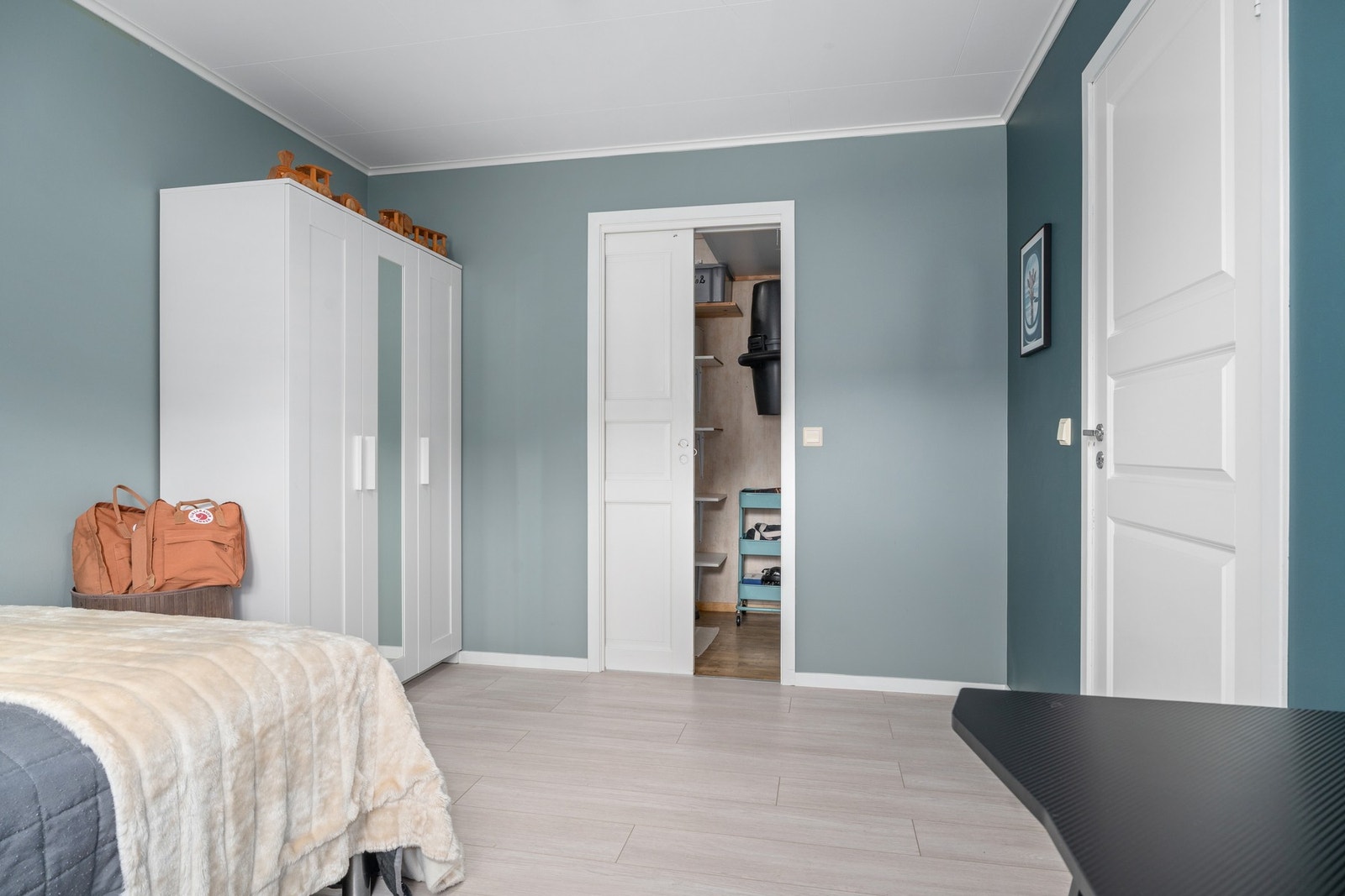 Bod/garderobe i direkte tilknytning til soverommet, superpraktisk løsning og dette soverommet er på hele 11 kvm. Galleribilde