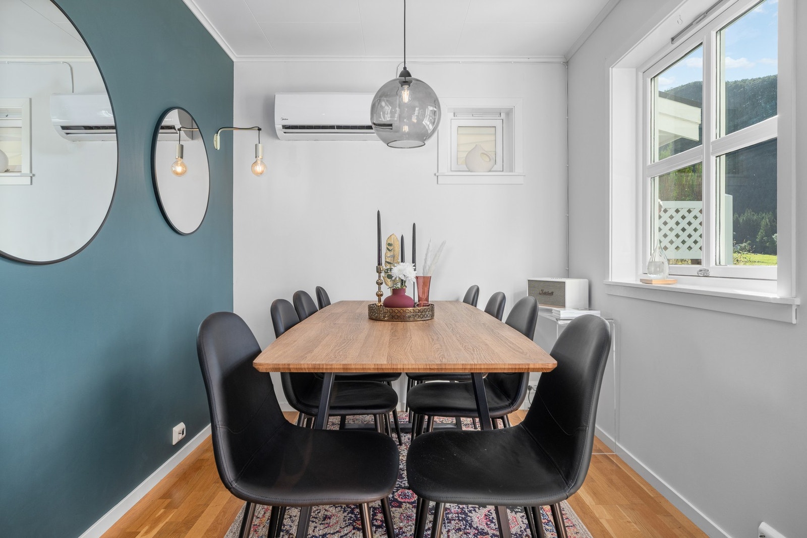 I stue er det tilpasset praktisk del for spisegruppe, her med plass til hele 8 stykker rundt bordet. Galleribilde