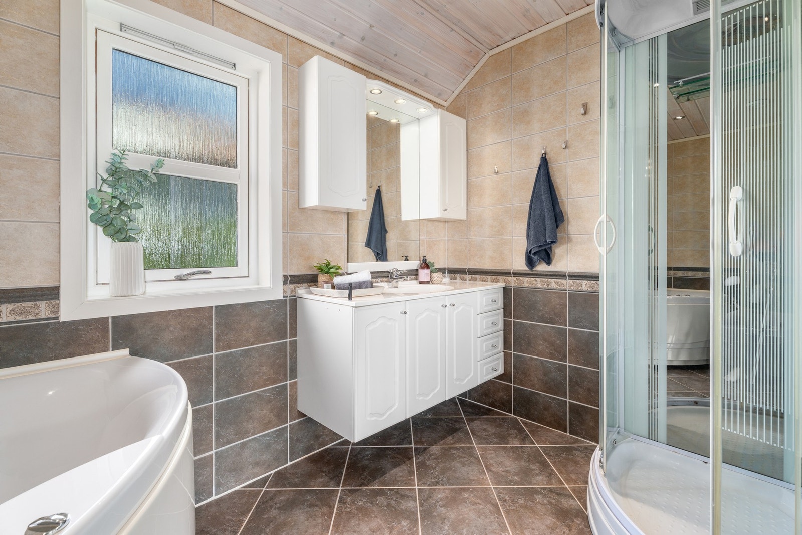 Innholdsrikt og pent bad hvor du kan benytte både dusj og badekar. Legg også merke til at du har god kapasitet i servantinnredningen. Galleribilde