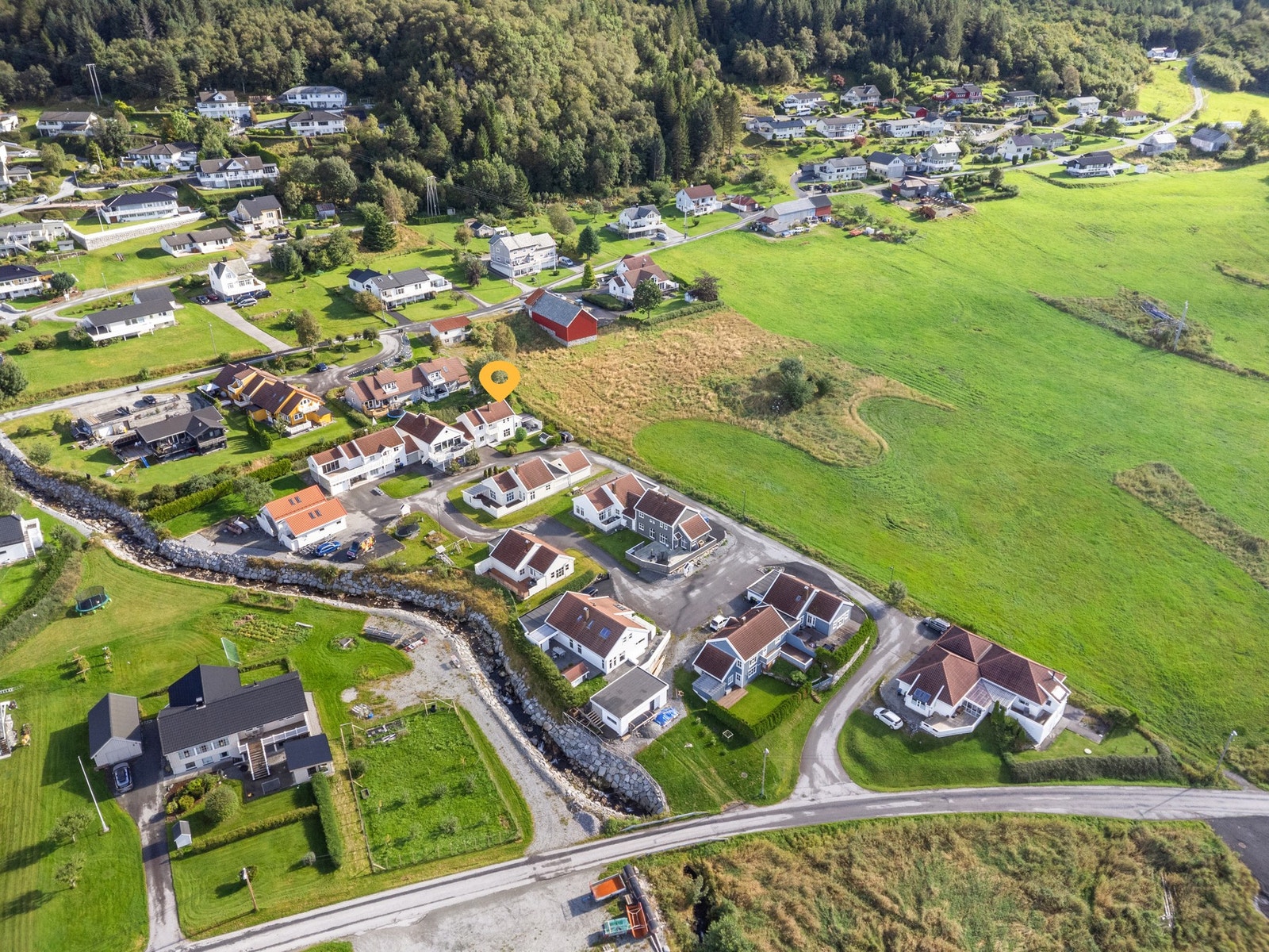 Flott plassering i enden av rekka i et trivelig nabolag. Galleribilde