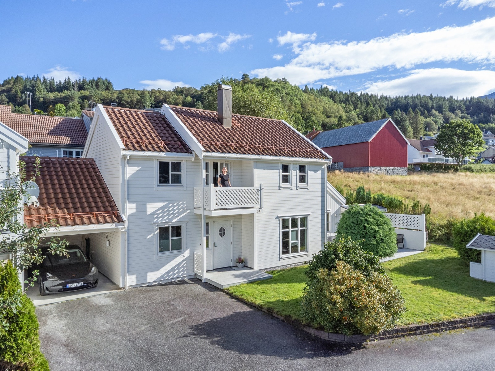 Søvikvegen 84 med trappefri adkomst, noe beplantning i hagen og med gode solforhold. Galleribilde