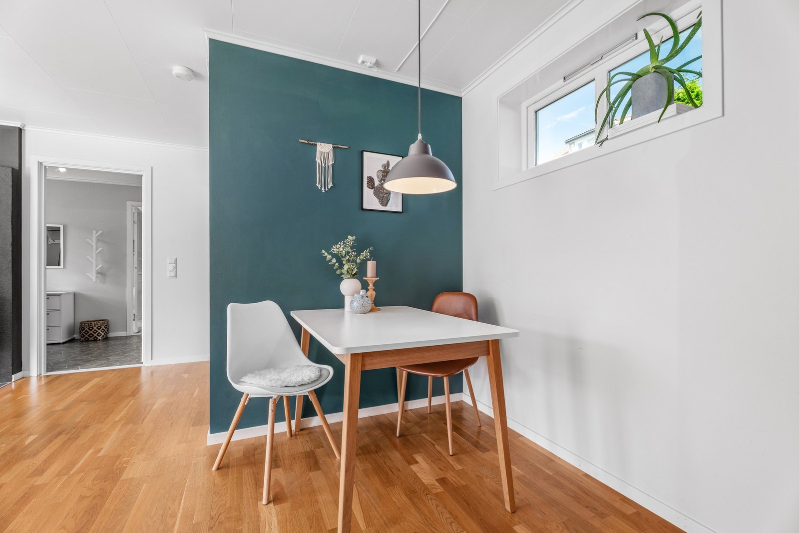 Legg merke til de behagelige og tidsriktige nyansene på overflater og vinduer med klaffventil. Galleribilde