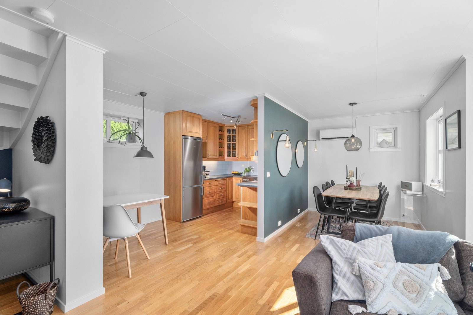 Stue/kjøkkenareal er på ca. 38 kvm og gir deg plass til både sofagruppe, spisebord og lesekrok om du vil. Galleribilde