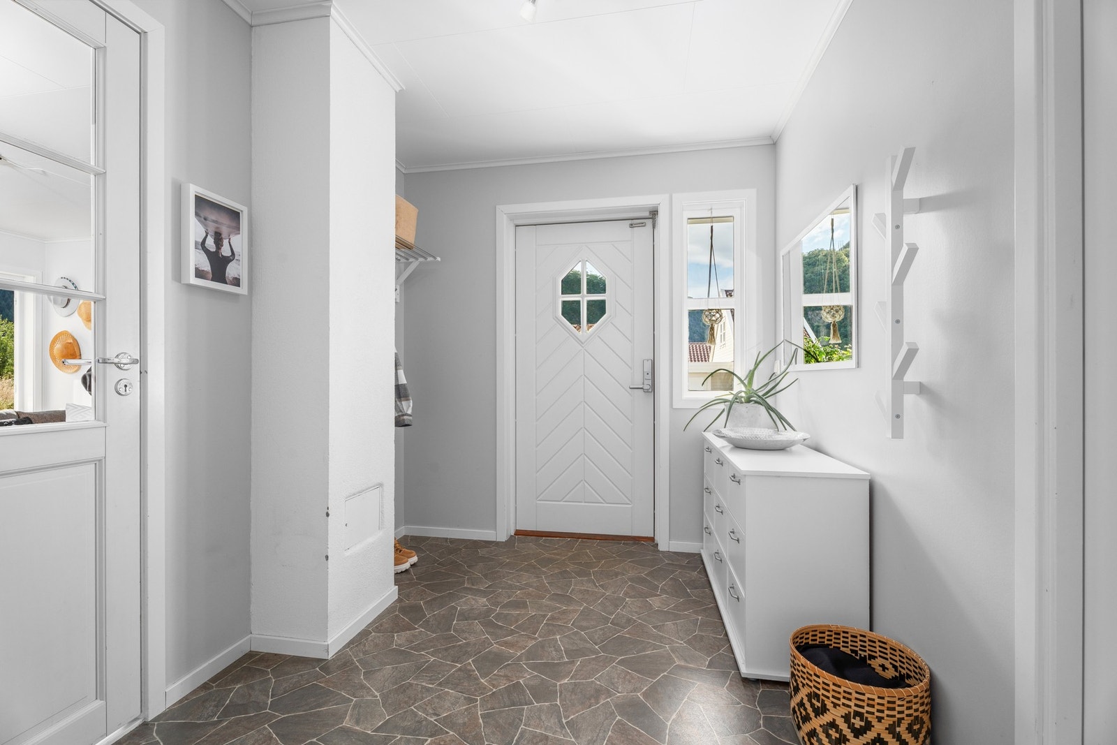 Stig på! I entréen har du god plass til å sette fra deg sko og henge opp yttertøy. Legg merke til kodelås på ytterdør. Galleribilde