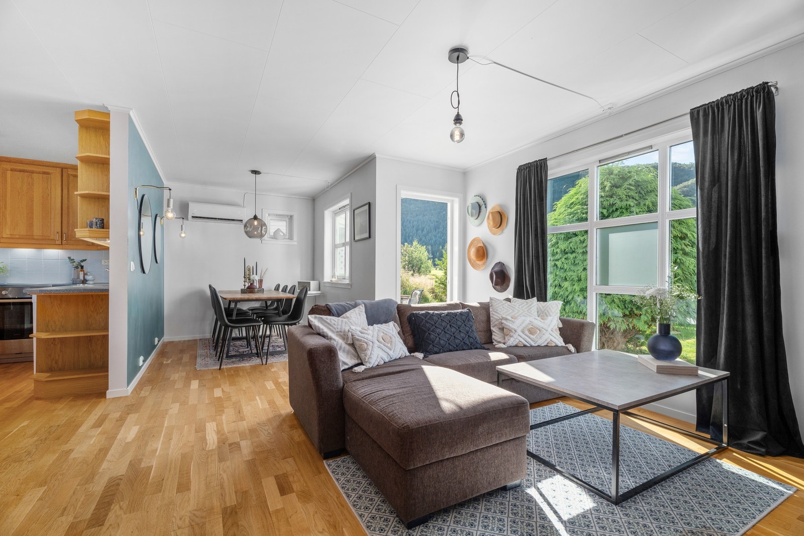 Flott løsning med skillevegg mellom stue og kjøkken. Legg merke til at innredningen på kjøkkenet er takhøy. Galleribilde