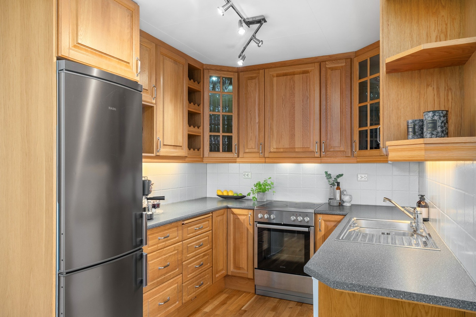 Over komfyren er det montert ventilator som har avtrekk ut. Og egen plass for vinflaskene for den som vil ha det. Galleribilde