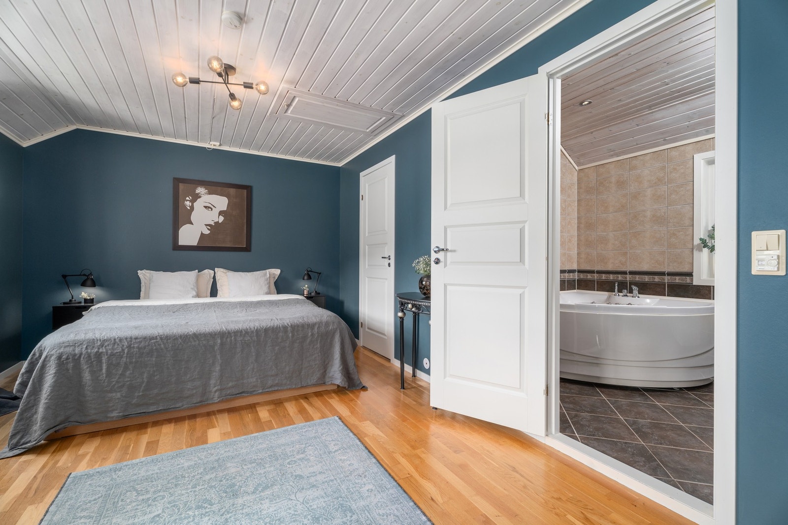 Her er det kort veg fra dundyna til badet. Dør ved siden av bad er til garderoberom. Galleribilde