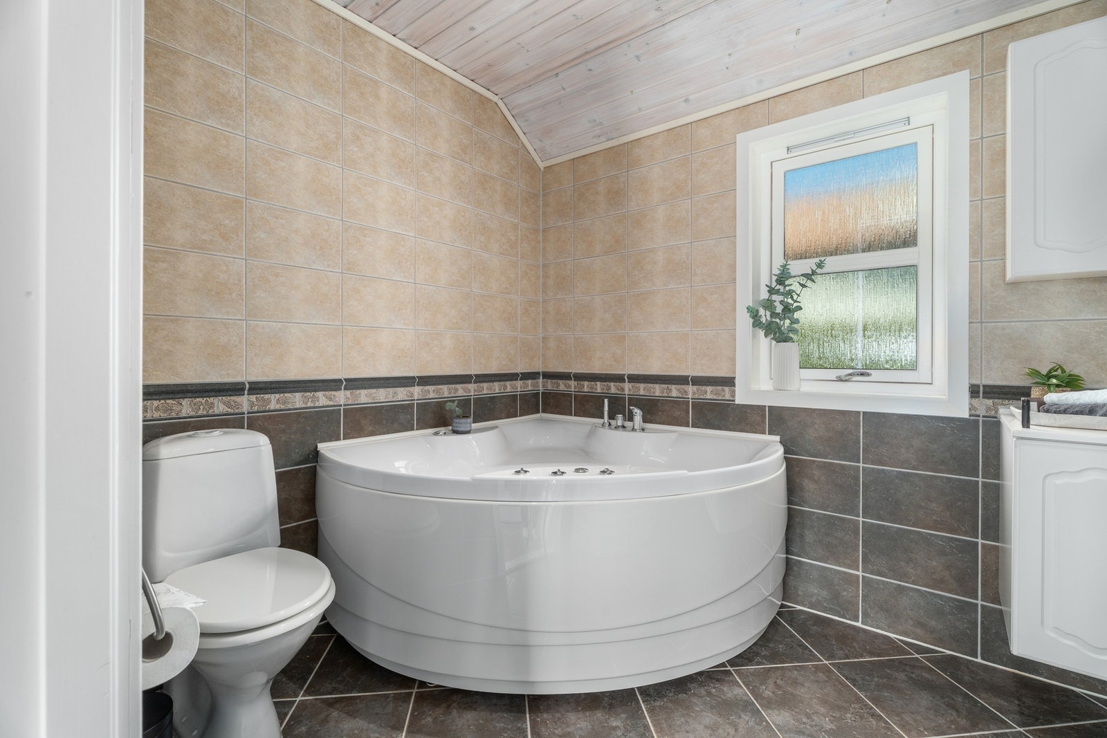 Fyll opp, legg deg i badekaret, nyt livet og la verden seile sin egen sjø. Galleribilde