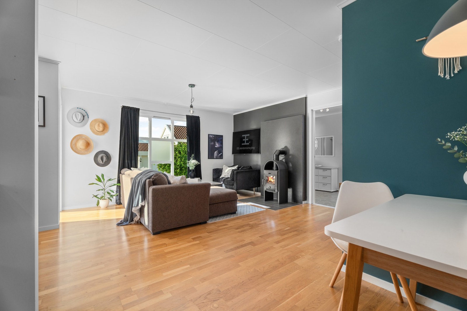 Lun og koselig vedovn i stue og på stuegulvet har man parkett. Galleribilde