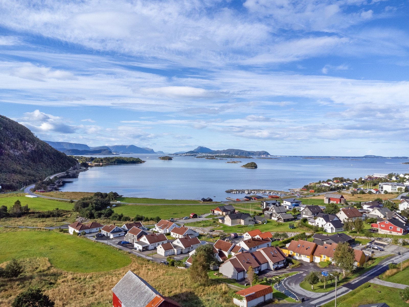 På fineværsdager kan du benytte muligheten for å bade i fjøra og fra brygga. Galleribilde