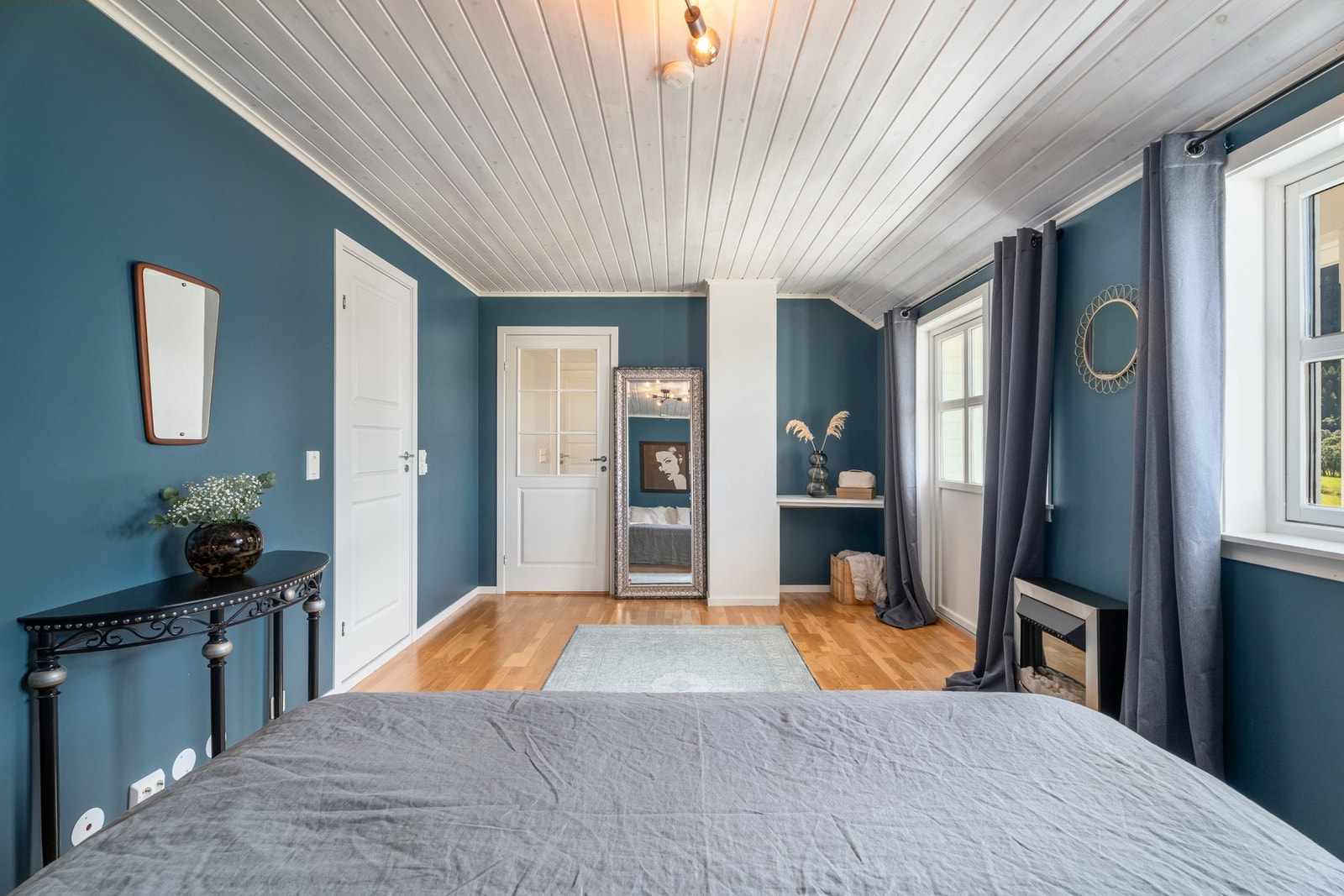 Opprinnelig loftsstue men dette er selgers favorittsoverom, med utgang til balkong. Galleribilde