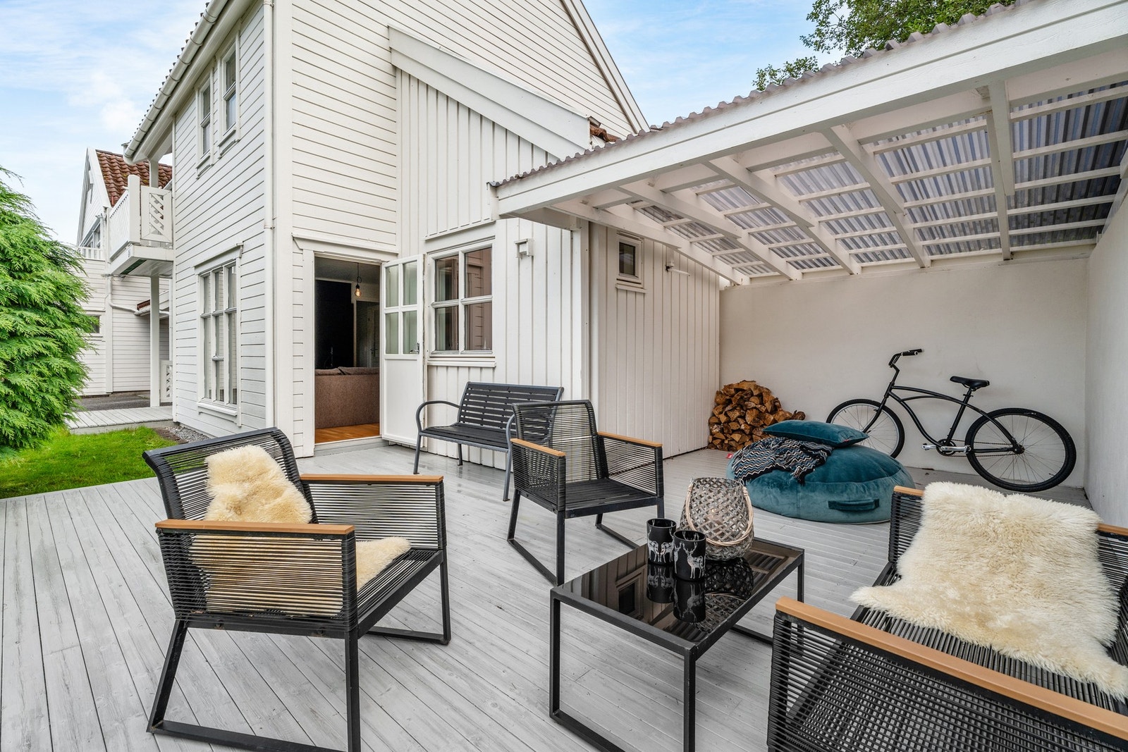 Denne nydelige uteplassen kommer du til å kose deg på, og den er på totalt nesten 30 kvm. Galleribilde