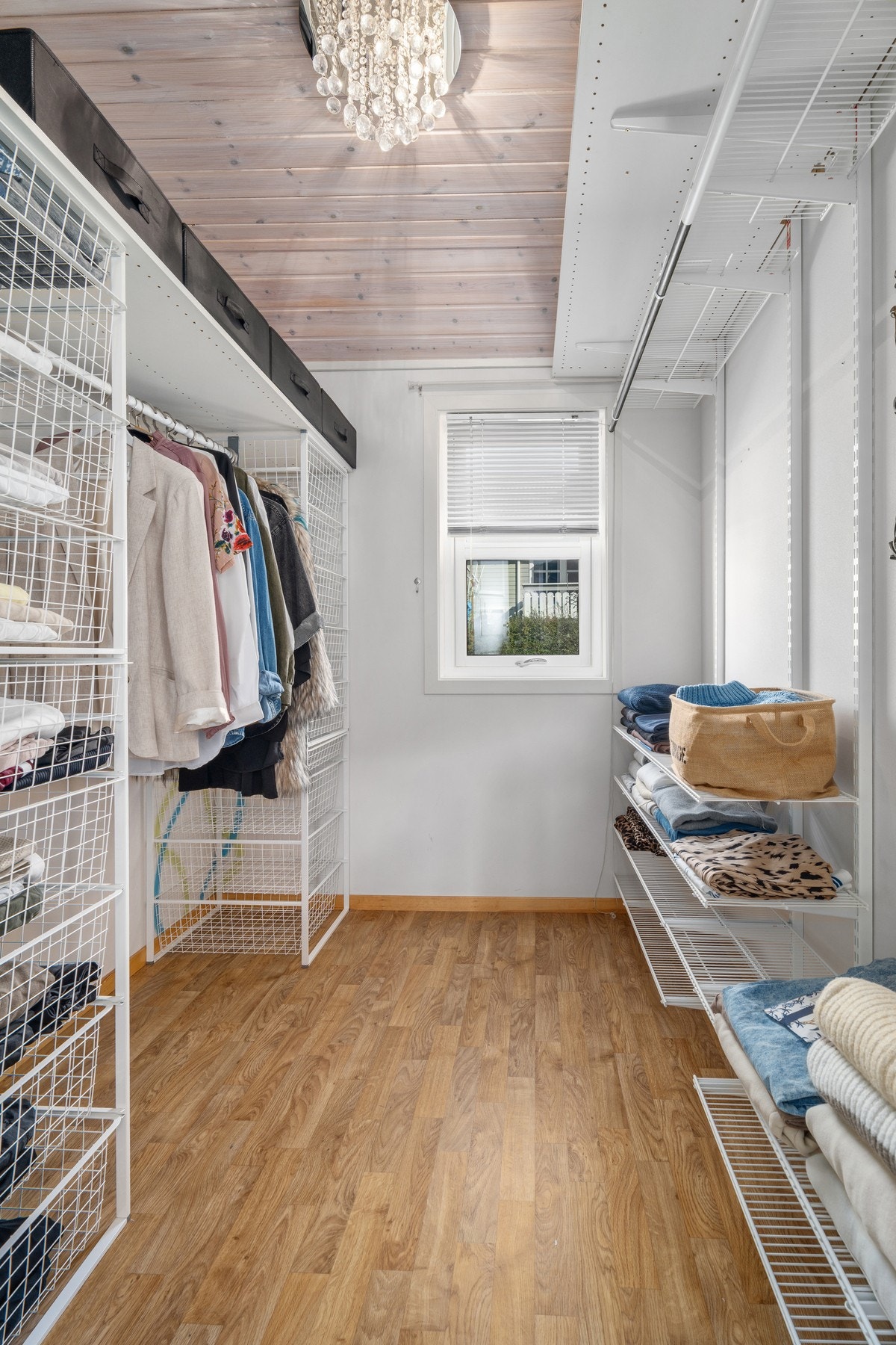 Meget praktisk og funksjonelt garderoberom ved siden av soverommet. Galleribilde