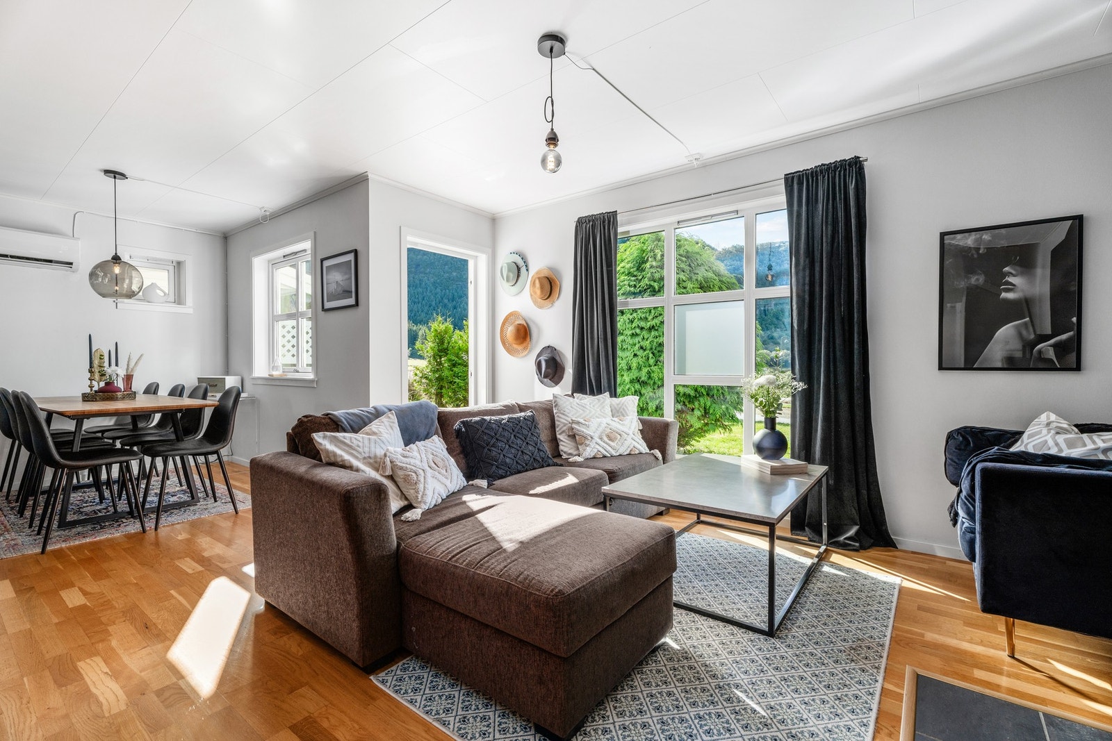 Stue med utgang til hage og markterrasse. Legg merke til varmepumpe og de flotte vinduene mot syd. Galleribilde