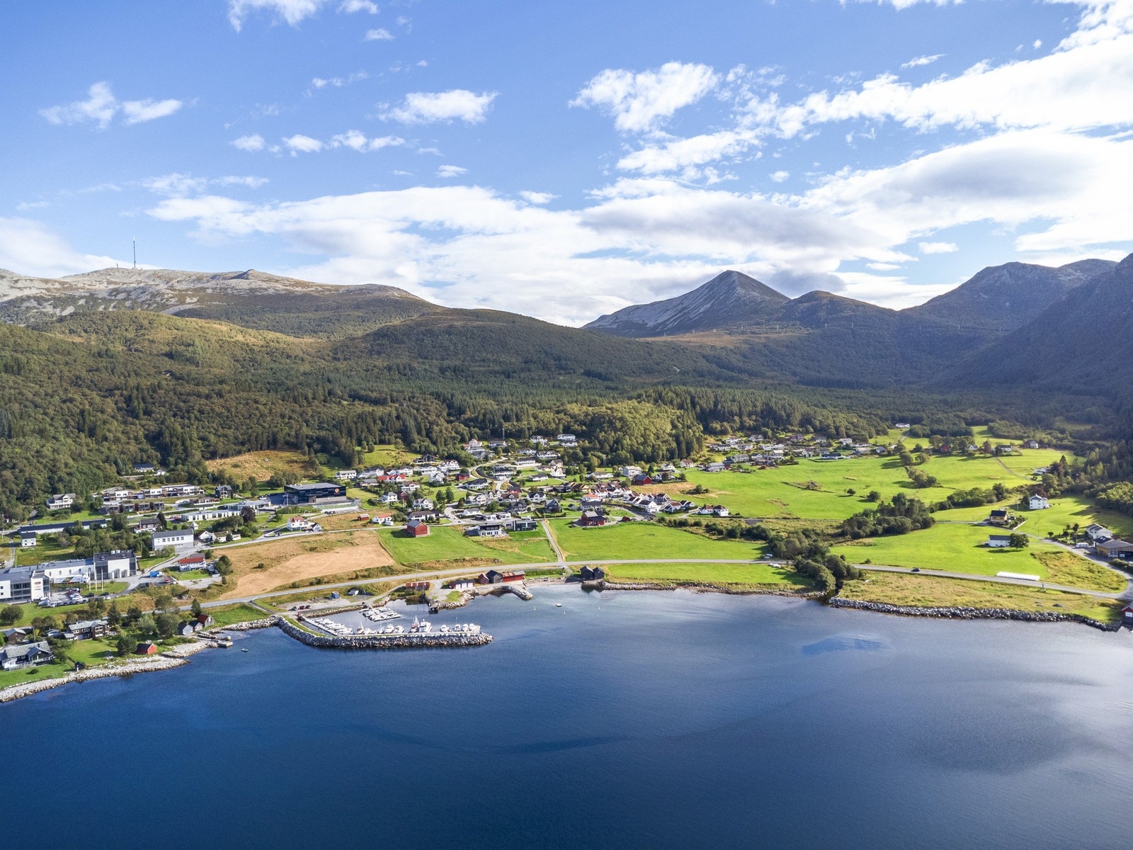 Om du ikke har vært på Gamlemsveten enda så er det på tide, der er det flott grusveg helt opp. Tverrbotshornet, på midten av bildet, er også en fin tur med fantastisk utsikt. Galleribilde