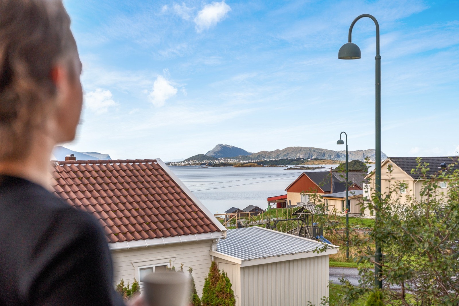 Boligen har landlig og tilbaketrukket beliggenhet. Utsikten fra veranda i 2. etasje ser du her. Galleribilde