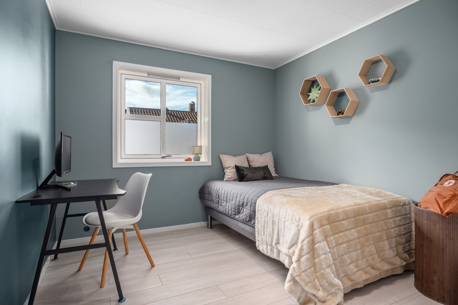 Pene og behagelige toner og materialvalg på overflater i soverommet som ligger i 1. etg. Galleribilde