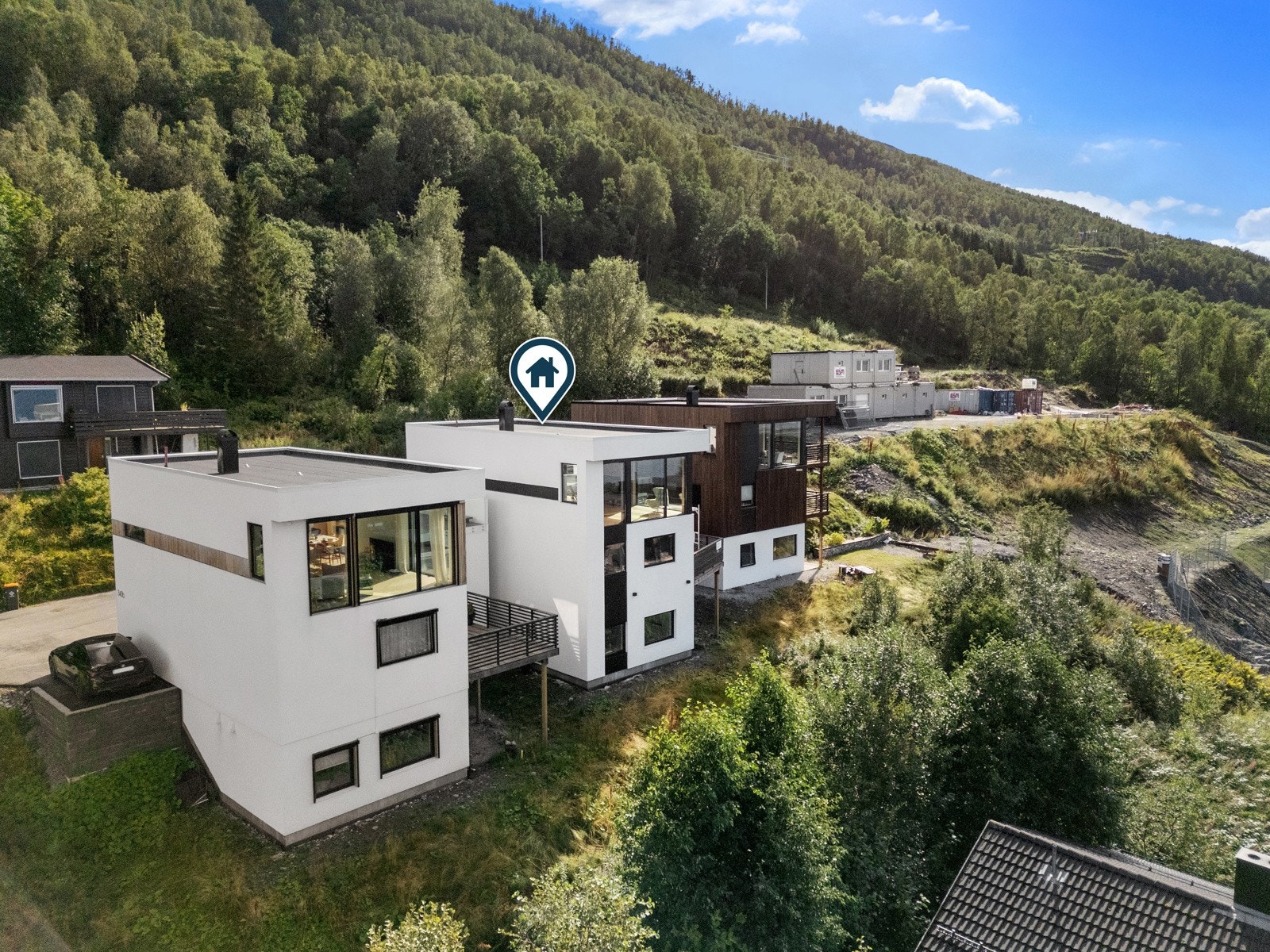 En meget attraktiv enebolig med byggeår 2023, beliggende i et familievennlig og solrikt område.