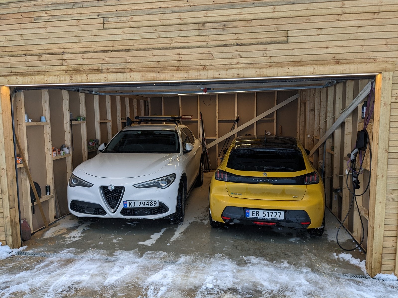 Plass til 2 biler i garasjen. Selgers private bilde.