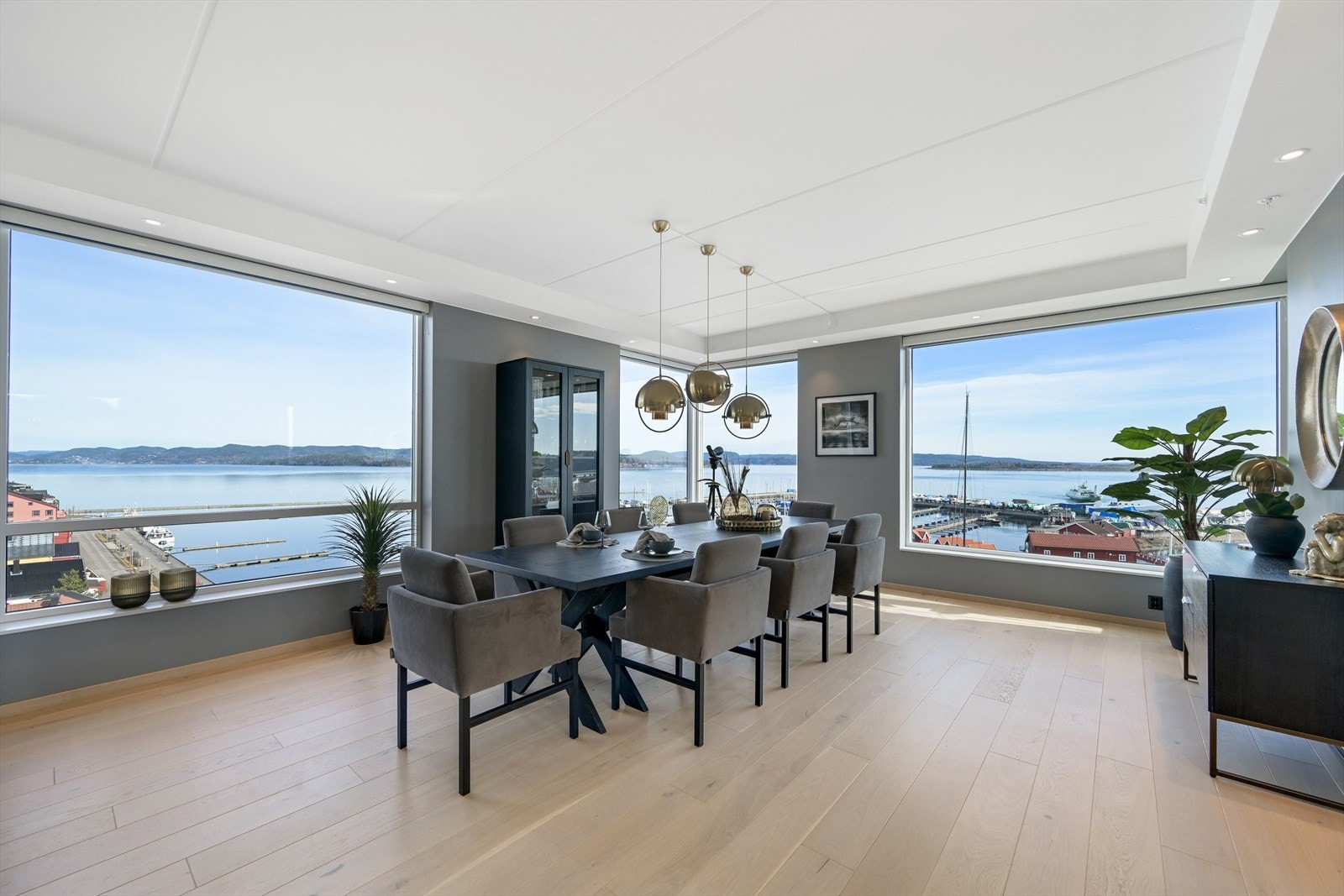 Rommet har en lys og luftig atmosfære med flere herlige vindusflater som gjør at en kan nyte den fantastiske utsikten over bryggen, båthavna og fjorden. Det er installert Futurehome smarthus styring på alt av lys og varme i leiligheten. Galleribilde