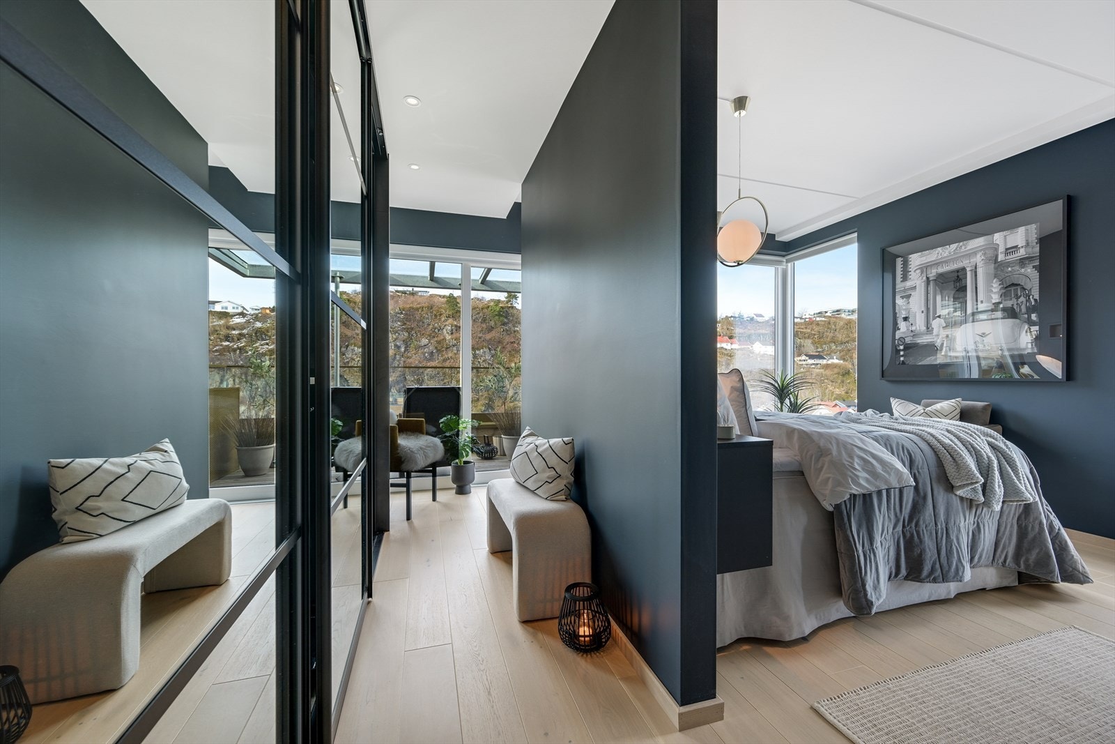 Hovedsoverommet har en meget flott utførelse med fine og gjennomtenkte farge- og materialvalg og gode garderobeløsninger. Galleribilde