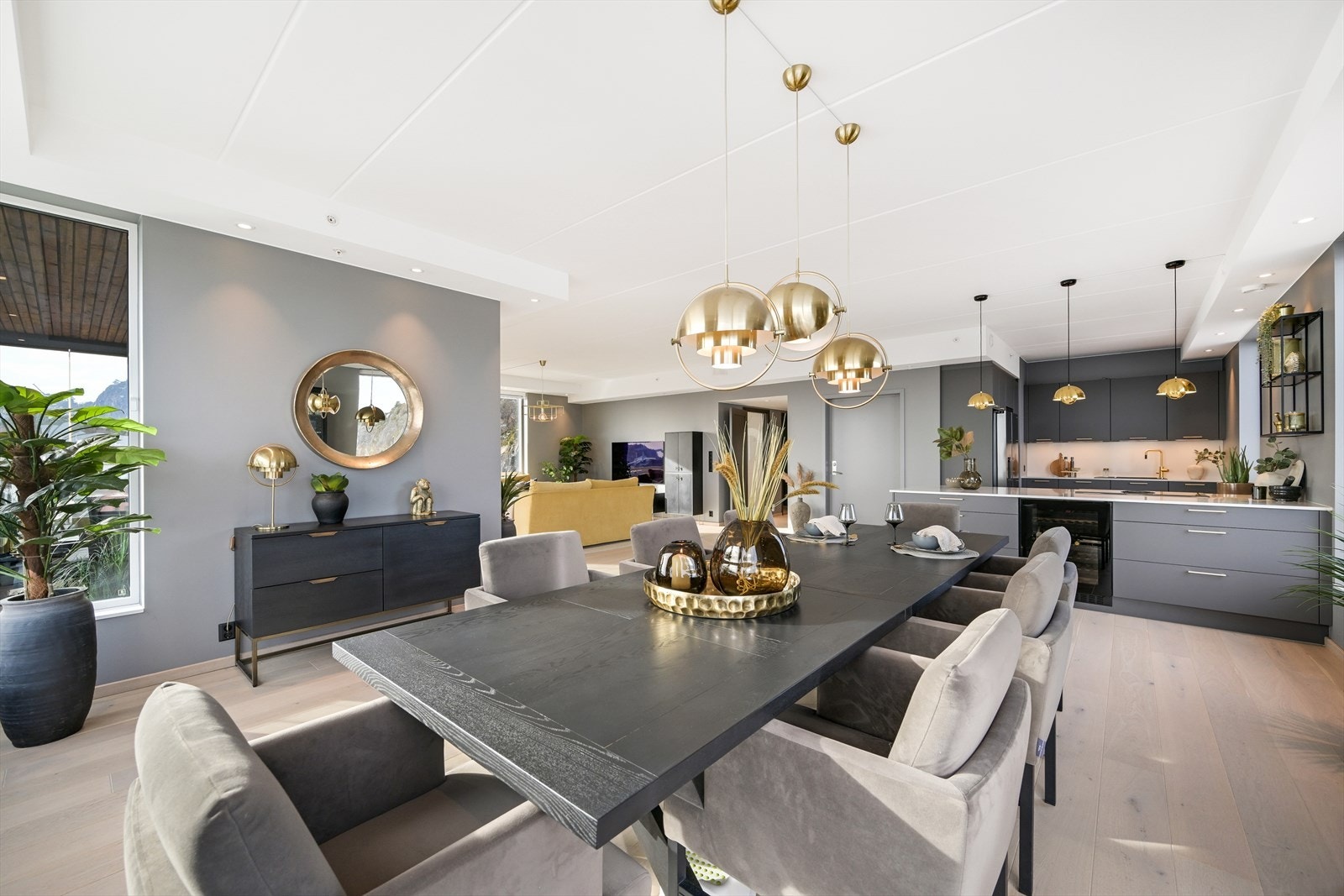 Gulvet er belagt med en luksuriøs 1 stavs eikeparkett, som i kombinasjon med dimbar spotbelysning i taket omkranser rommet og gir et flott inntrykk. Det er termostatstyrt gulvvarme i ytre delen av gulvet i rommet mot veggene. Galleribilde