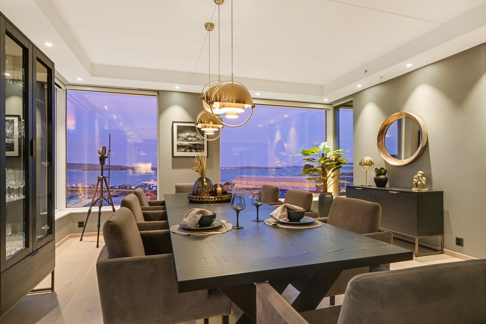 Her får du en luksuriøs og påkostet leilighet med en sensasjonell utsikt, hvor ingenting overlatt til tilfeldighetene med hensyn til gjennomførelsen. Galleribilde