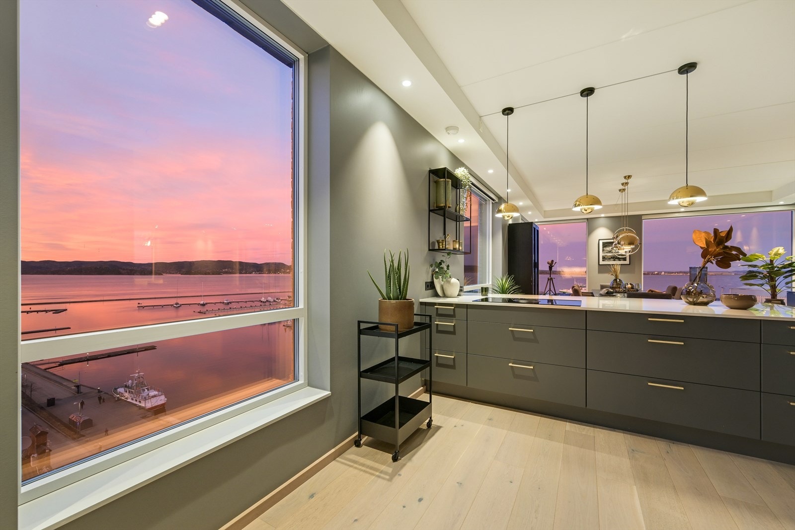 Det er flott utsikt fra kjøkkenvinduet. Til sammen gir kjøkkenet et usedvanlig flott inntrykk som byr inn til tilberedning av smakfulle matretter. Galleribilde