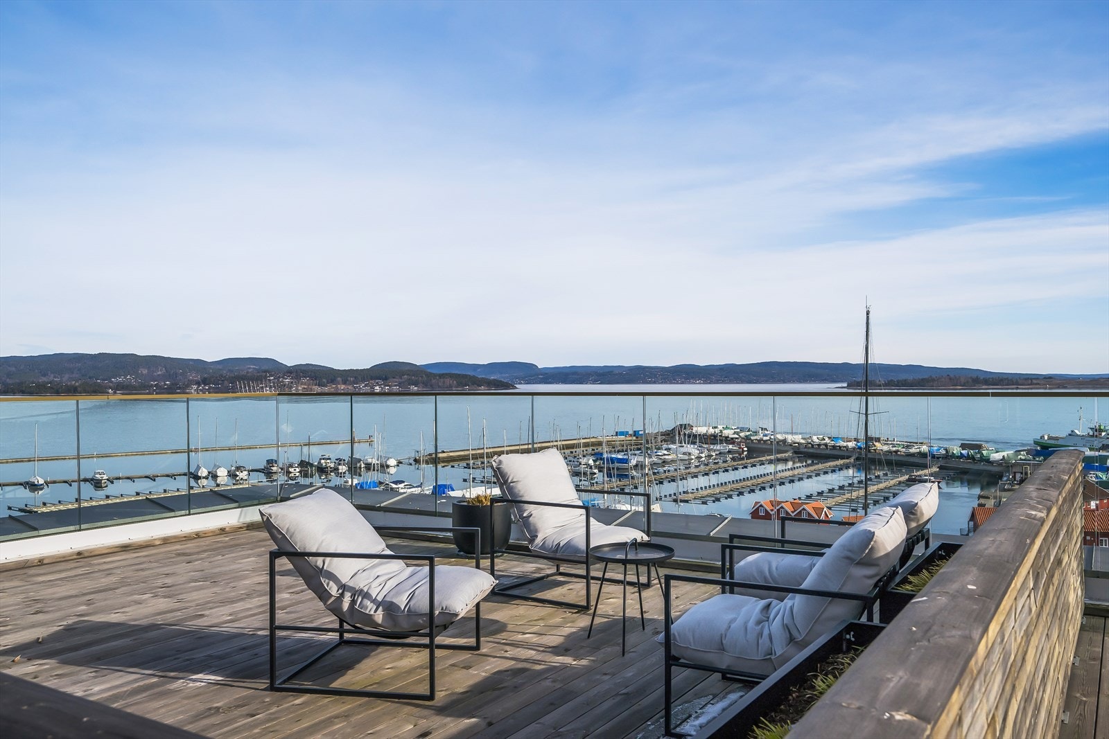 Leiligheten har en egen privat parsell på takterrassen. Parsellen har god plass til utemøbler som blant annet lounge med tilhørende bord. Takterrassen byr på storslagen sjø- og bryggeutsikt, en perfekt kombinasjon med de flotte solforholdene. Galleribilde