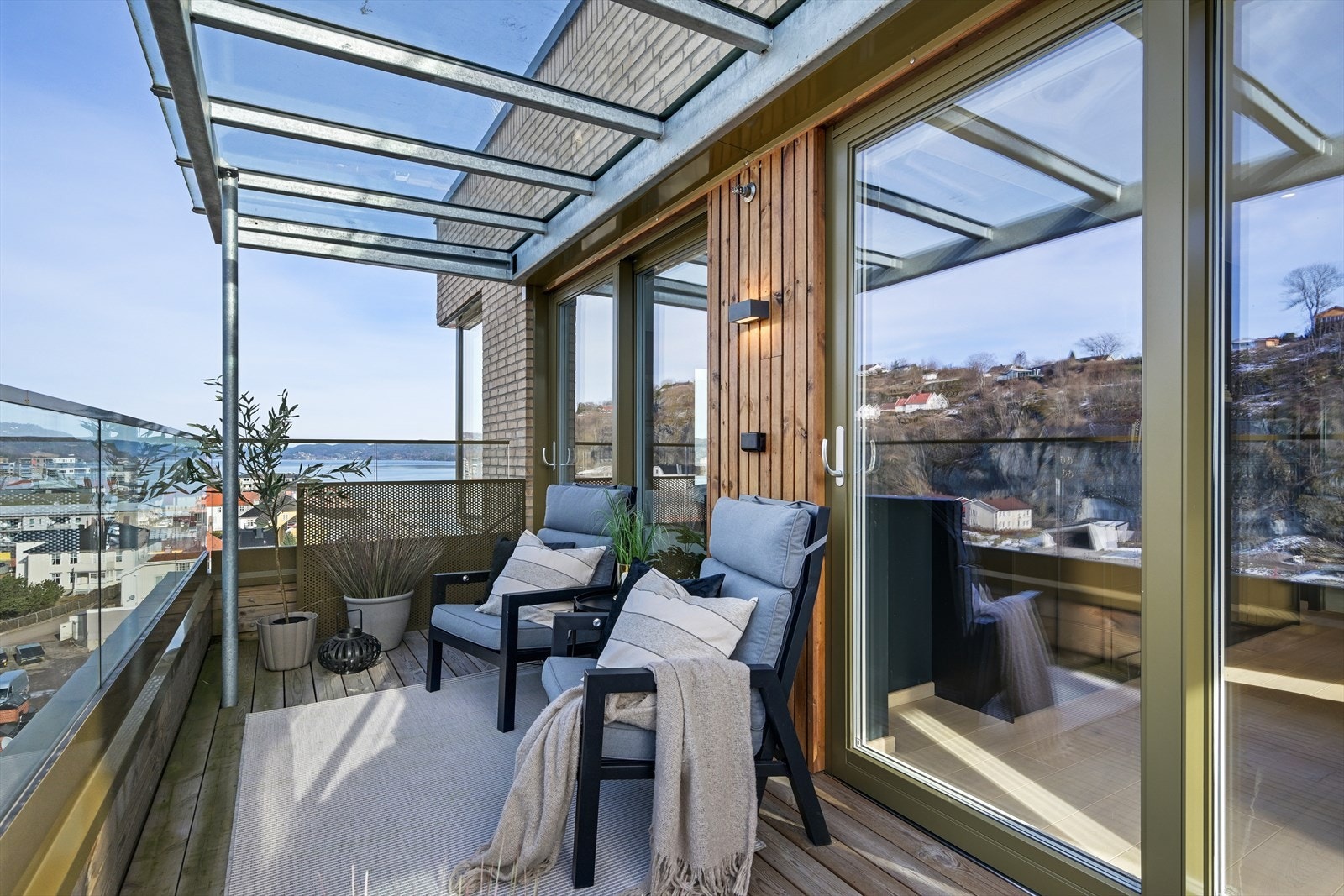 Fra rommet er det videre utgang til den hyggelige og overbygde balkongen som byr på god plass for innredning og en spektakulær utsikt over fjorden! Galleribilde