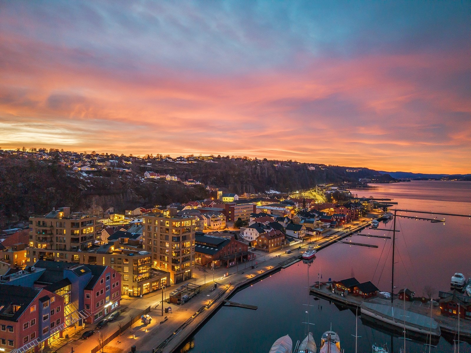 Leiligheten har en fantastisk beliggenhet i første rekke på bryggekanten mot fjorden i Holmestrand sentrum. Galleribilde