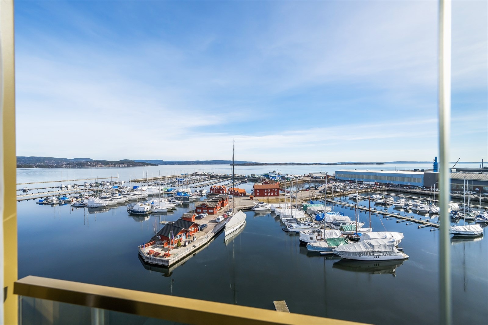 Sjøutsikten er virkelig av de sjeldne, hvor sollyset reflekteres i vannet, og horisonten forenes med den vidstrakte himmelen, og skaper et scene av ro, skjønnhet og natur. Galleribilde