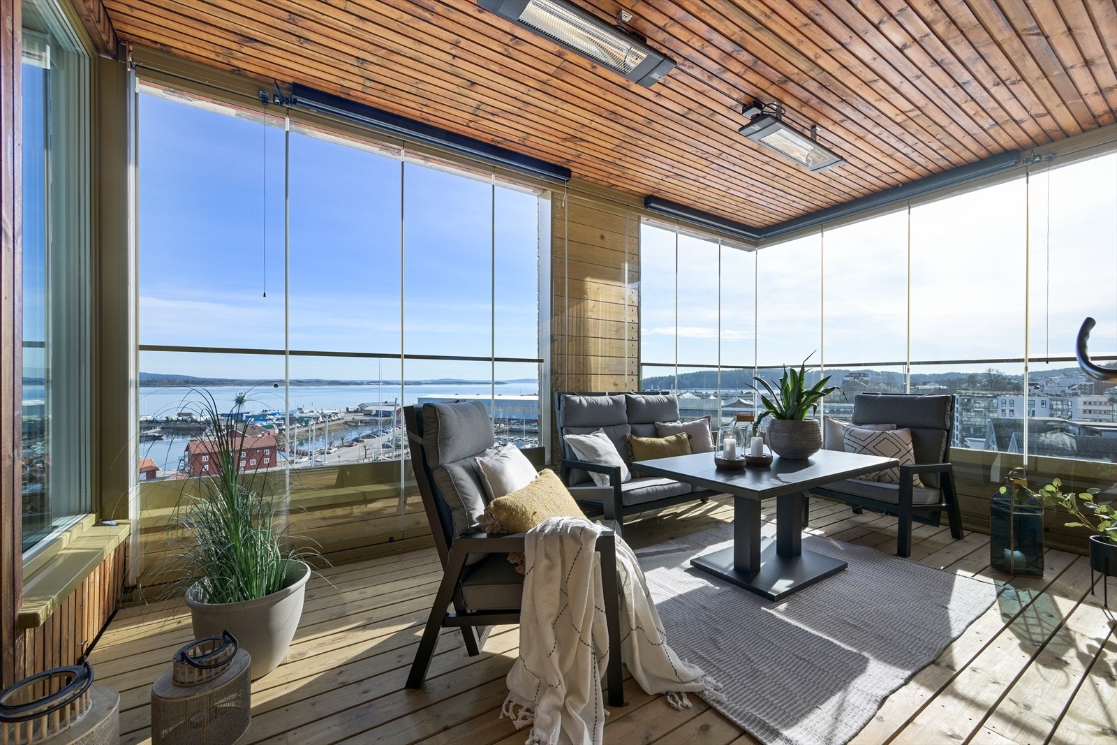 Den innglassede balkongen blir som en forlengelse av stuen hvor en kan nyte den flotte utsikten store deler året! Galleribilde