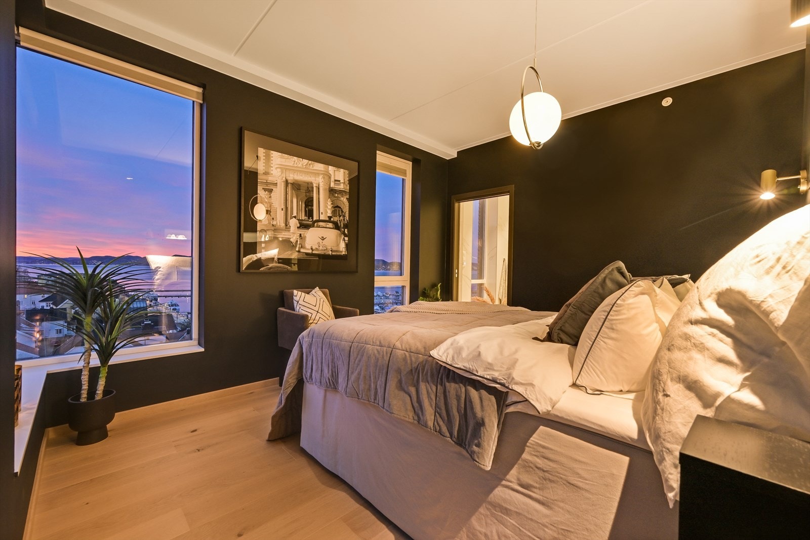 Det er god plass til dobbeltseng med tilhørende nattbord. Store hjørnevinduer sikrer godt med dagslys, samt den flotte utsikten mot fjorden og bryggen. Galleribilde