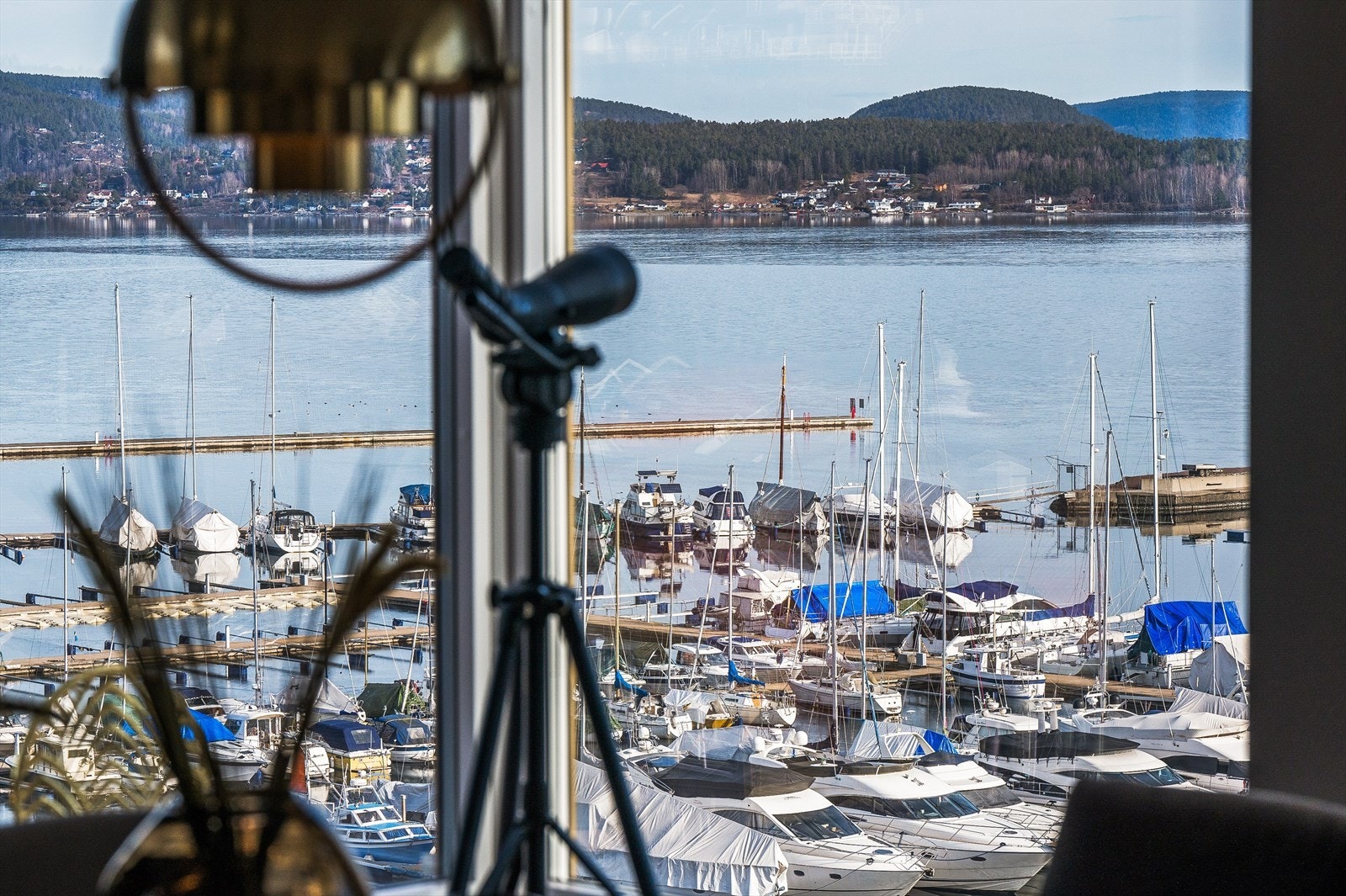 Den flotte utsikten blir som et levende maleri i daglig endring, som gir ro i kropp og sjel, og kan nytes fra alle av leiligheten sine oppholdsrom. Galleribilde