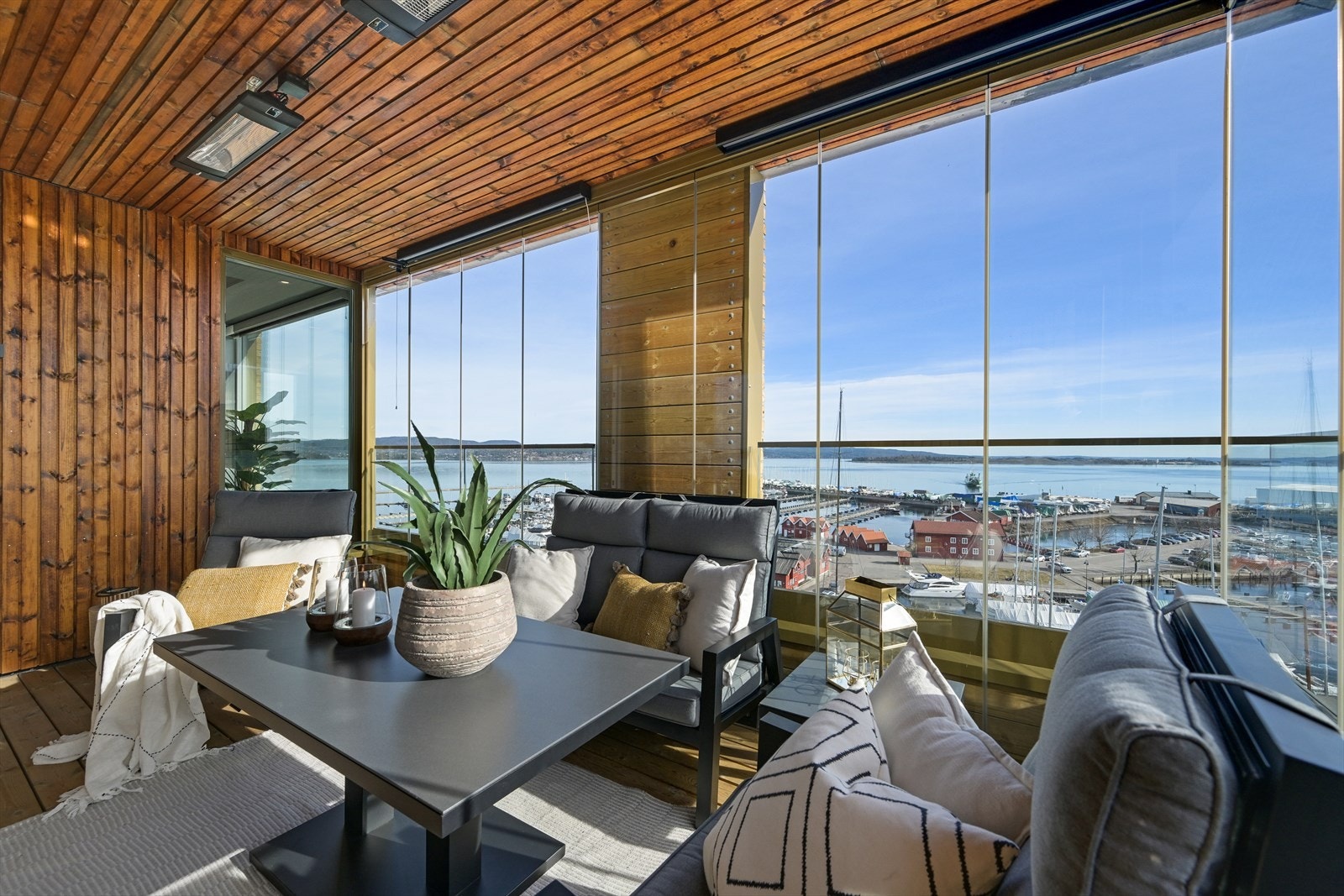 Det er montert praktisk solskjerming og varmelamper i taket, slik at området og utsikten kan nytes store deler av året. Innglassingen på balkongen kan enkelt åpnes for fint innslipp av luft. Galleribilde