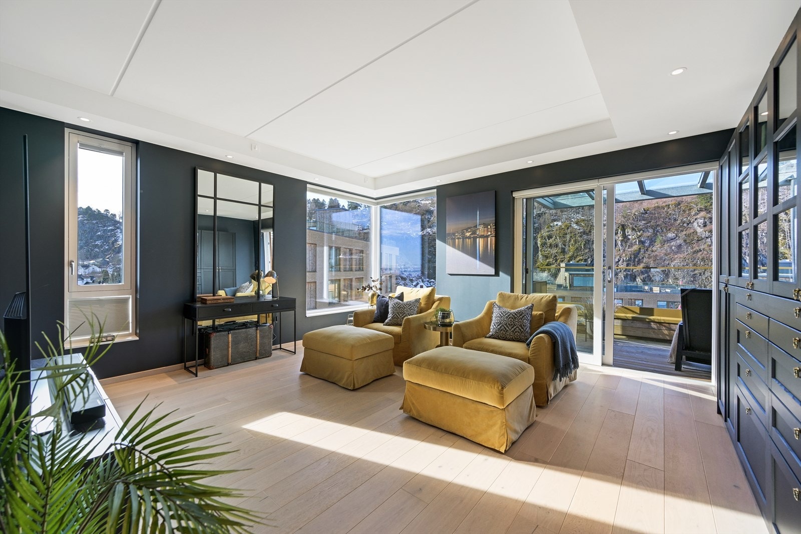 Egen stor TV-stue med adkomst fra leilighetens hall, det perfekte tilskuddet til en slik eksklusiv leilighet! Galleribilde