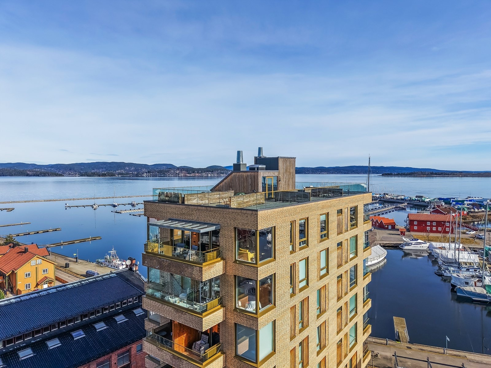 Holmestrand Brygge er et prestisjefullt prosjekt med flott arkitektur som ble ferdigstilt i 2021. Galleribilde