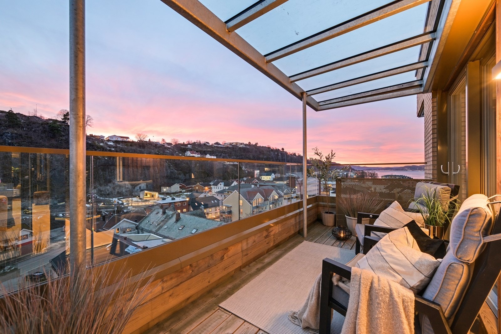 Det er fin ettermiddag- og kveldssol og adkomst til hovedsoverommet fra denne balkongen. Galleribilde