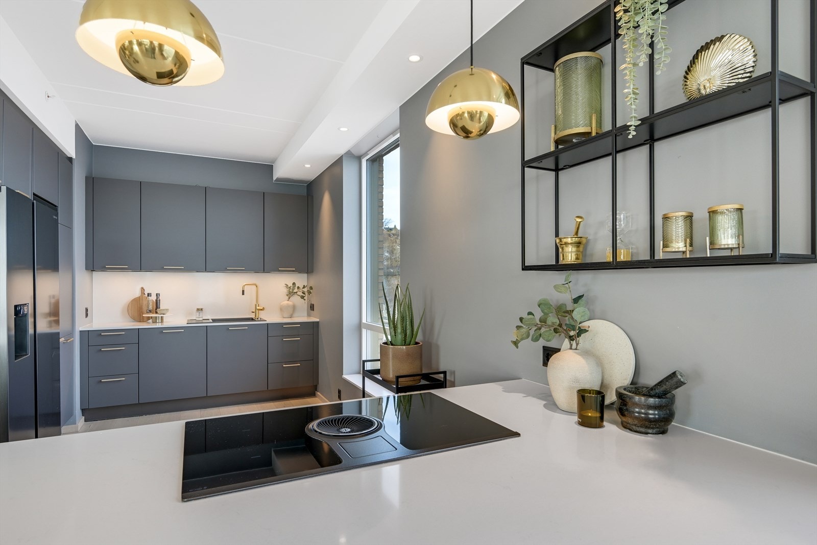 Benkeplaten er av typen kompositt, som gir en slitesterk og lett renslig overfalte. Galleribilde