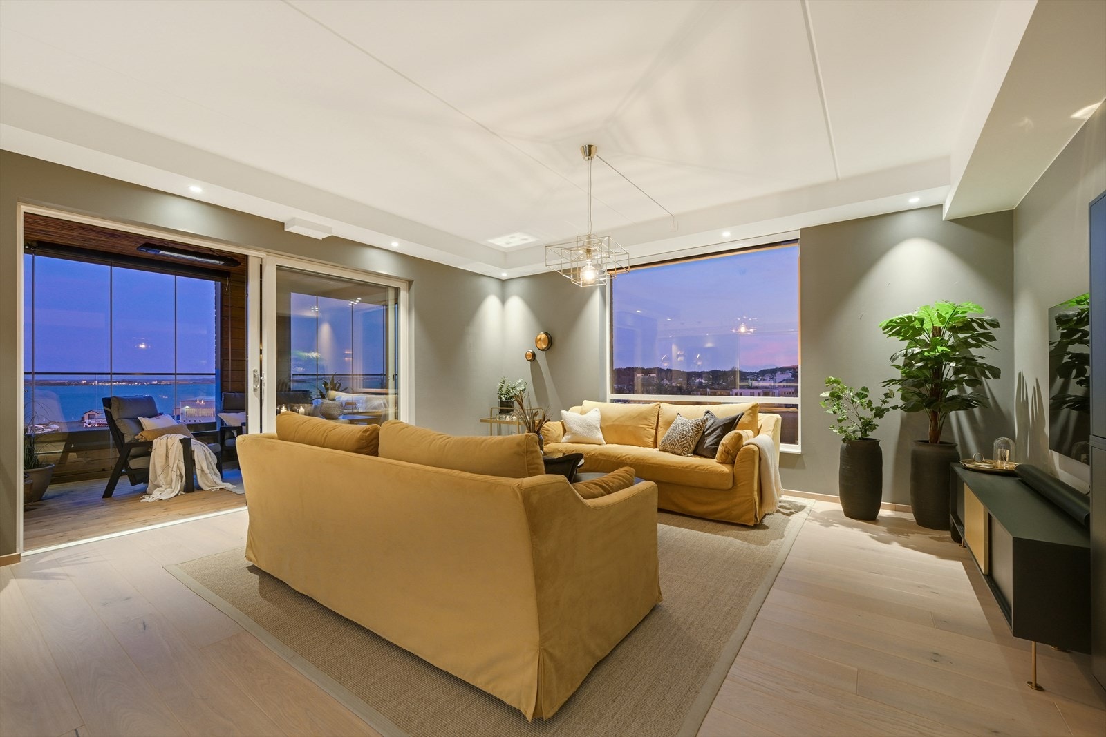 De store vinduene i stuen sikrer fin utsikt fra hele rommet. Galleribilde