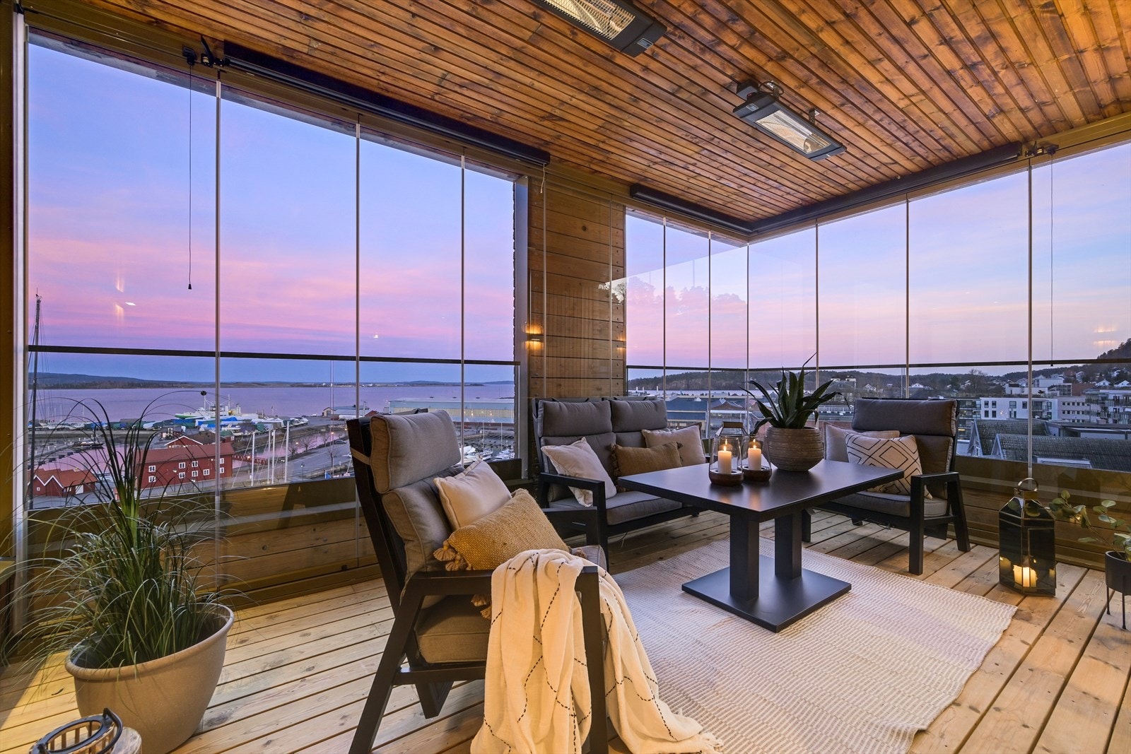 Stor innglasset balkong med adkomst fra stuen. Utsikten fra balkongen er særdeles fortryllende, som byr på et panorama overblikk over fjorden og bryggen i Holmestrand, som ord vanskelig kan beskrive! Galleribilde