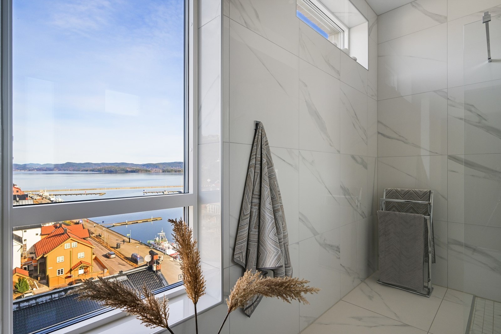 Stor baderomsvindu på vegg med storslagen sjøutsikt. Her får en spafølelse i hverdagen! Galleribilde