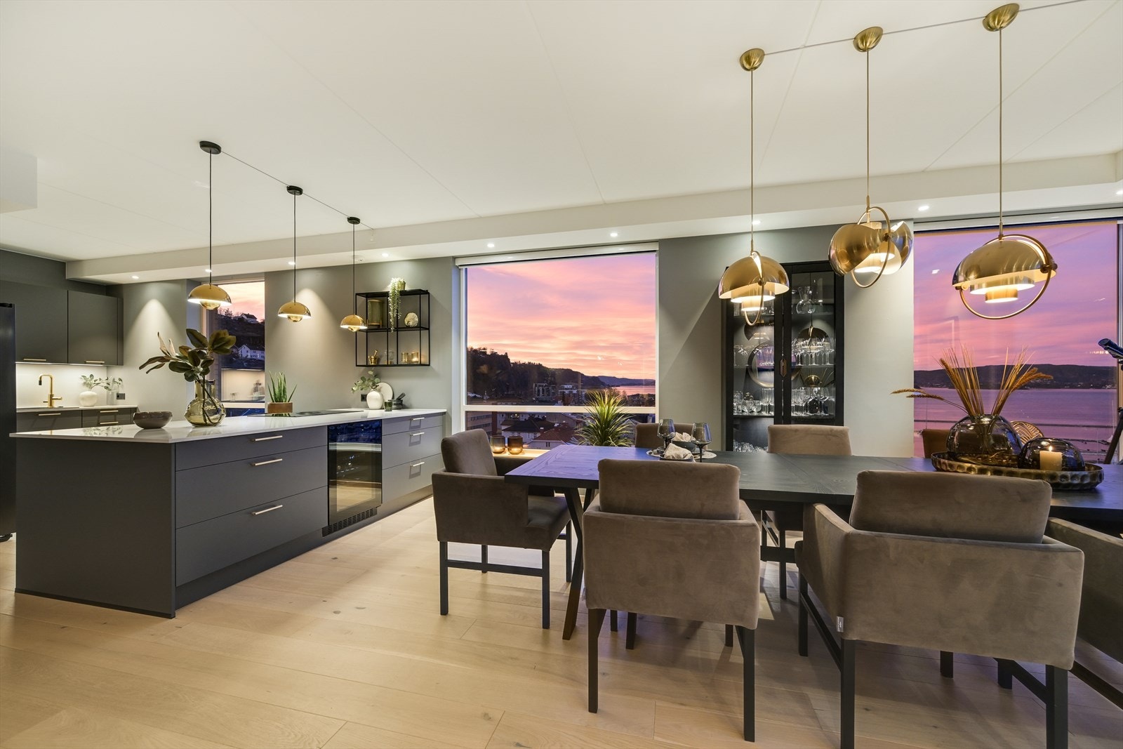 Stuen er særdeles stor, innbydende og åpen, og har mange møbleringsmuligheter. Det er en luftig og fin takhøyde. Galleribilde