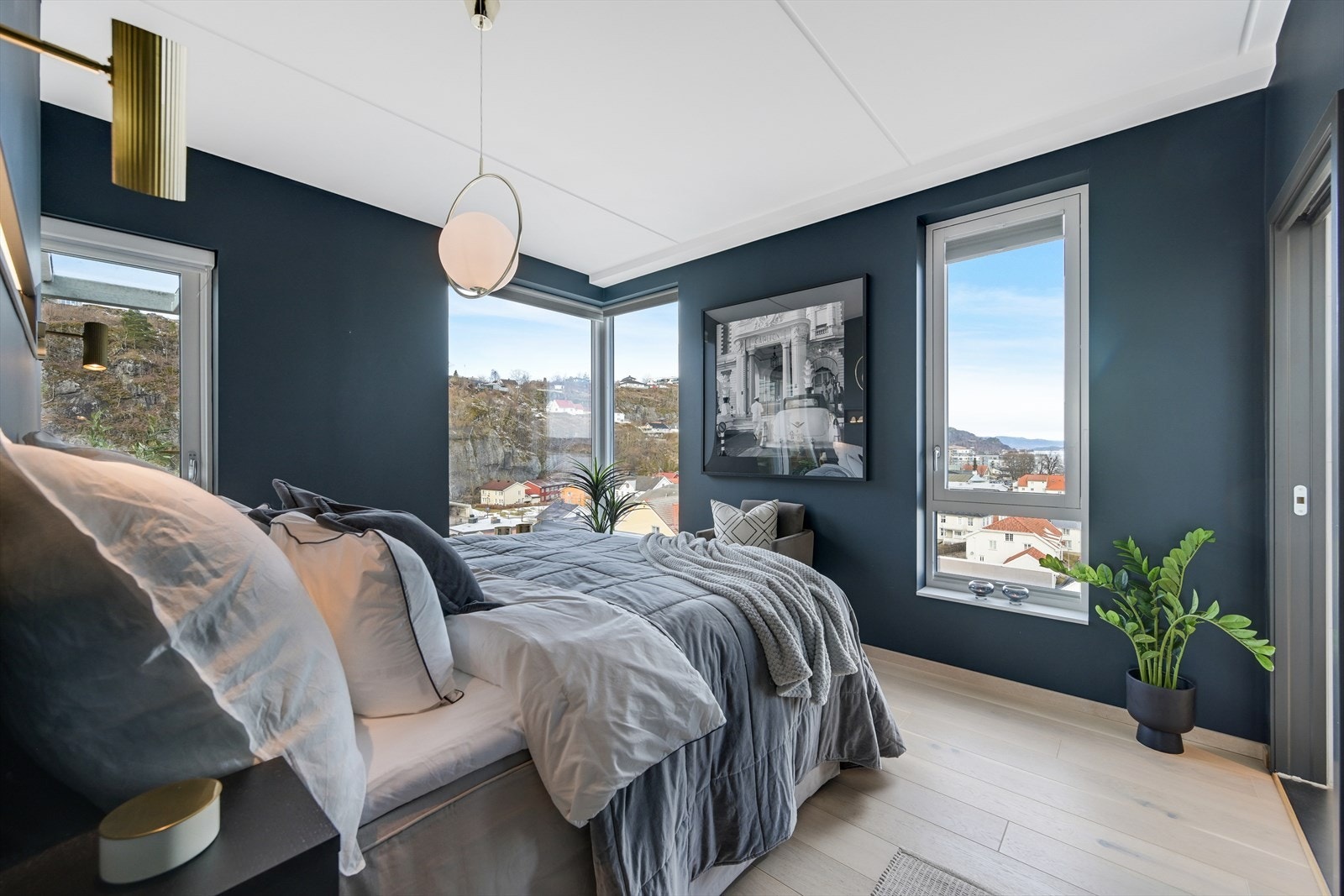 Det er en pen kontrast mellom det lyse gulvet og vegger i mørk farge. Galleribilde