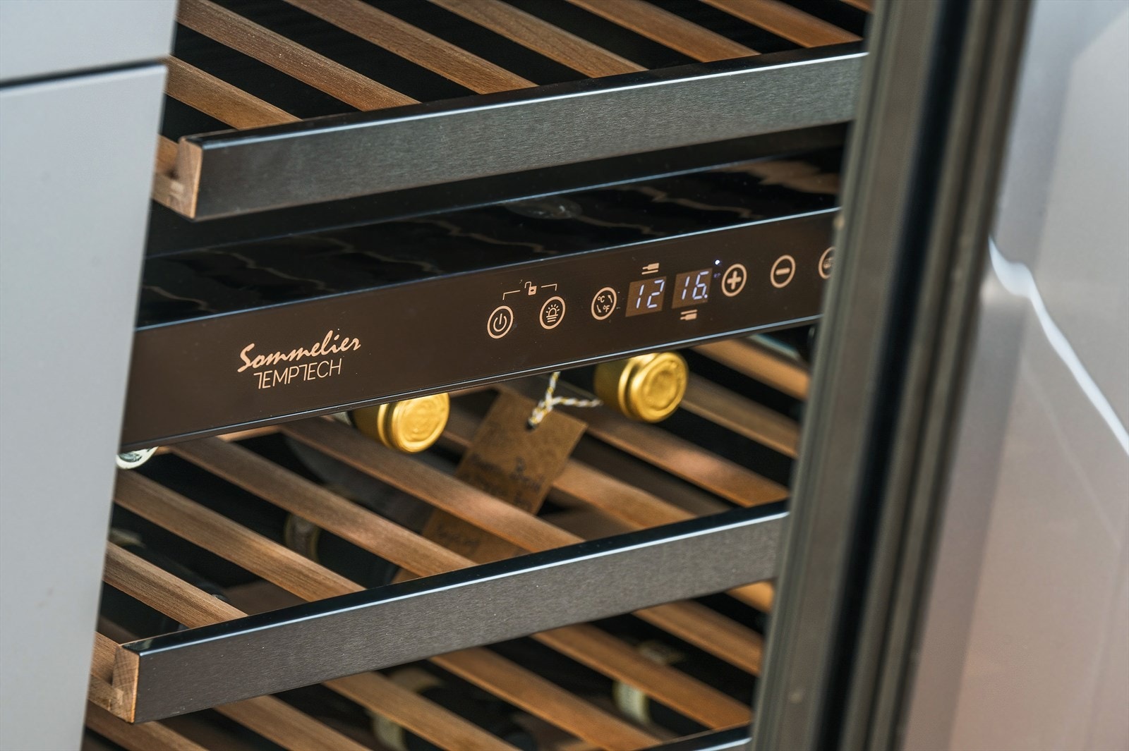 Det er integrert vinskap i kjøkkenøyen. Galleribilde