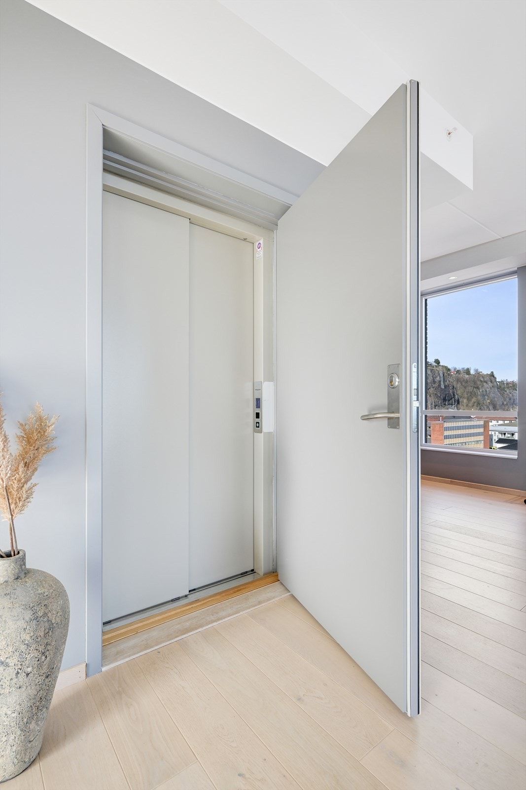 Fra heisen i bygningen er det direkte adgang til stuen, som er sikret og adskilt med egen låsbar dør. Heisen går ned til den oppvarmede parkeringskjelleren hvor det medfølger 2 parkeringsplasser. Galleribilde