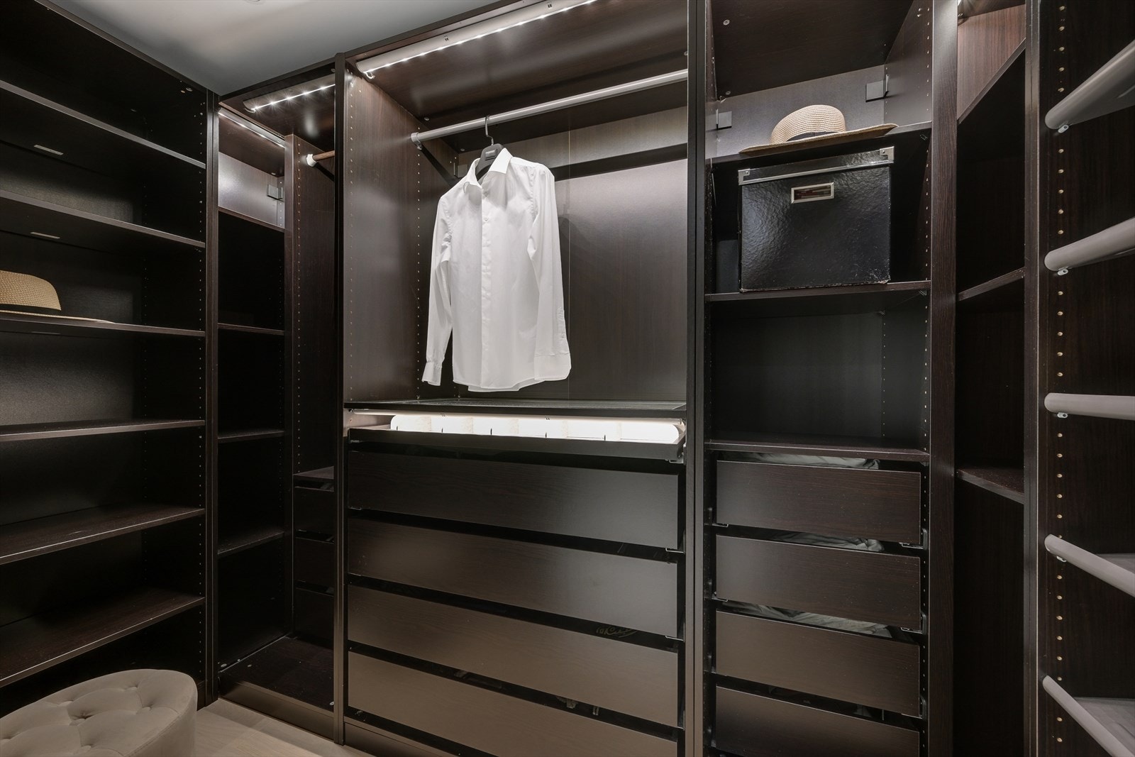 Walk-in garderoben er gjennomført med lys 1 stavs parkett på gulv, og er innredet med rikelig skap- og oppbevaringsplass med belysning, som føyer seg flott inn i den øvrige utførelsen. Galleribilde