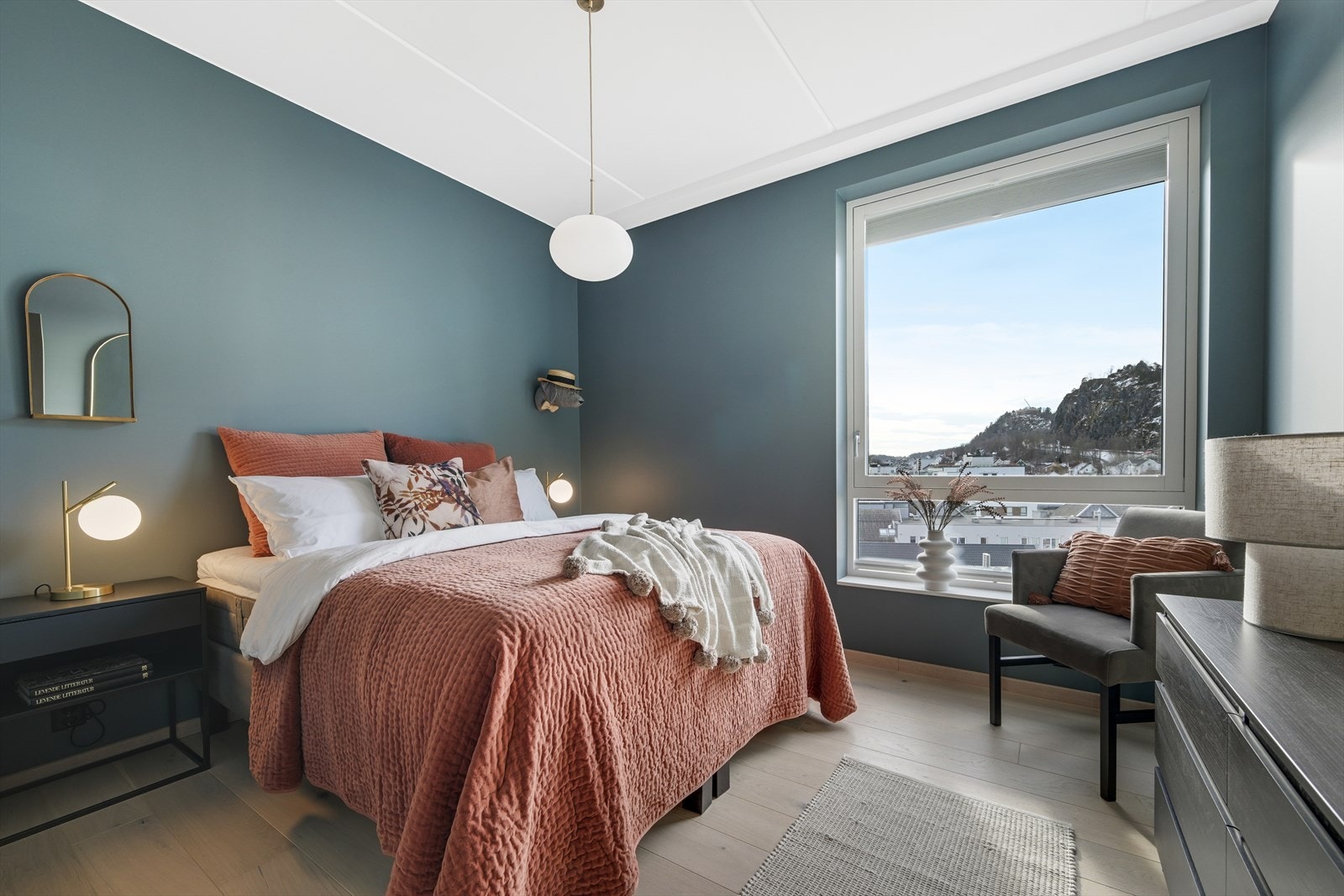 Leiligheten har i tillegg 2 øvrige store soverom i tillegg til hovedsoverommet. Galleribilde